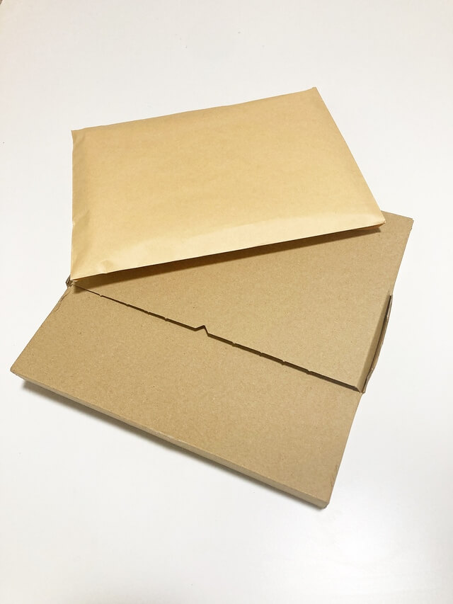 クリックポストで送れる箱と封筒の例