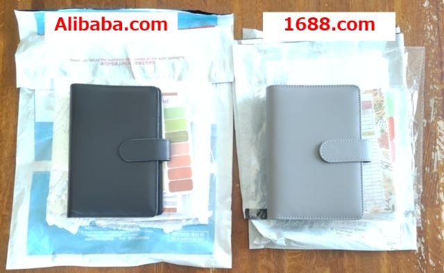 Alibaba.comと1688.comのそれぞれから届いた商品画像。開封して商品を比較している様子。