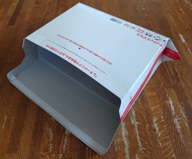 レターパックプラスの画像｜箱型に組み立てた様子