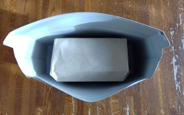 レターパックプラスの画像｜厚さ10cmの箱を中に入れてみている様子