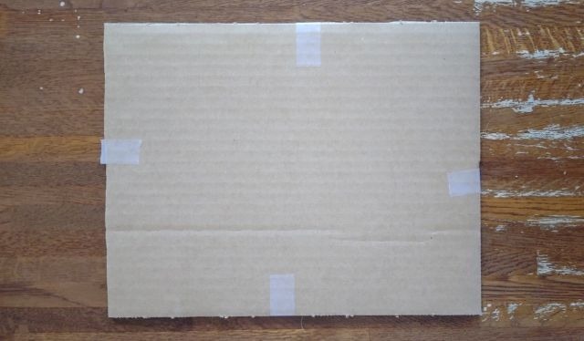 eBayから届いた封筒の中身の写真｜ポスターが固いダンボールで挟まれて補強されている様子