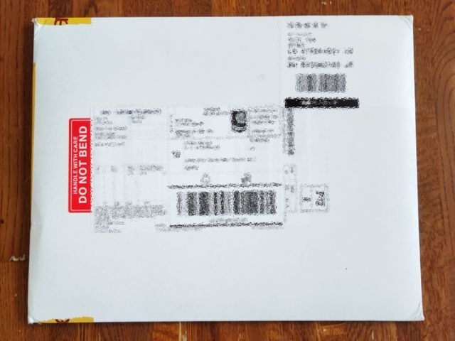 eBayから届いた封筒の外観写真｜表面の配送ラベルが貼ってある方
