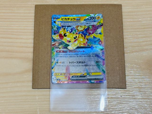 カードの角を傷つけないよう、ゆっくりと丁寧に入れましょう。