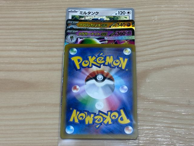 まず、数枚（3～5枚程度）を1セットにして、少し大きめのスリーブに入れます
