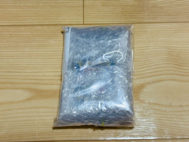 空気を抜きながらカードのサイズに合うように梱包すると安定感が出ます。