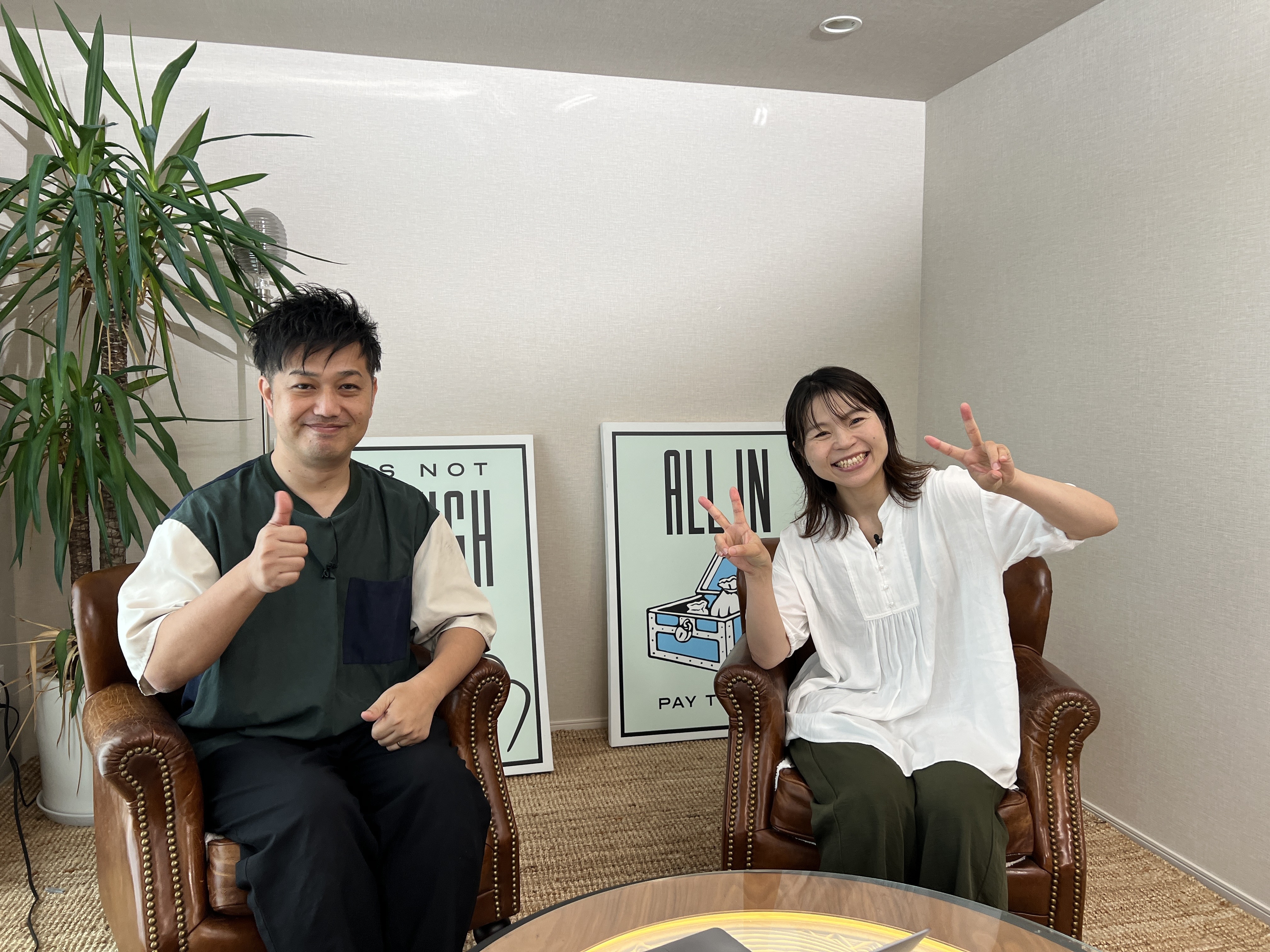 eBay輸出担当の尾藤淳講師と実践者のアズさん インタビュー撮影の様子(2023年8月16日)